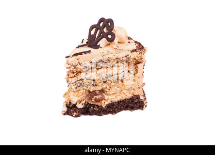 Morceau de gâteau au chocolat avec de la crème sur un fond blanc Banque D'Images