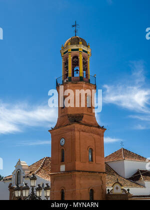 Clocher de Nuestra Señora de la Asunción, notre Dame de l'Assomption, à Competa, Malaga, Andalousie, Espagne. Banque D'Images