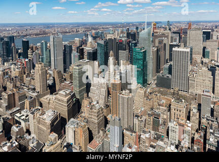 Avis de gratte-ciels autour de Times Square et Midtown Manhattan à l'Empire State Building, New York City, USA Banque D'Images