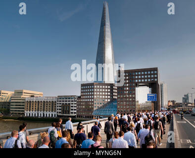 Les banlieusards cross London bridge avec Shard en arrière-plan Banque D'Images