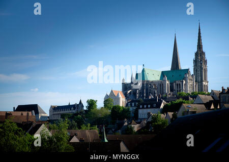 Panorama de la cathédrale de Chartres au sommet de la colline surplombant la ville Banque D'Images