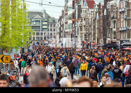 Foule de gens dans la rue, célébrer la fête du Roi dans la ville d'Amsterdam, Pays-Bas Banque D'Images