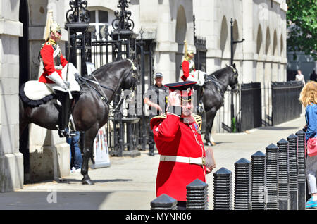 Membre du Grenadier Guards à l'entrée de Horse Guards Parade, Whitehall, Londres, Angleterre, Royaume-Uni. Banque D'Images