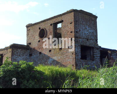 Vieux bâtiment de briques rouges en ruine avec pas de fenêtres Banque D'Images