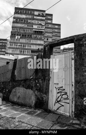 Le contraste des petites maisons anciennes et nouvelles tour de blocs Banque D'Images