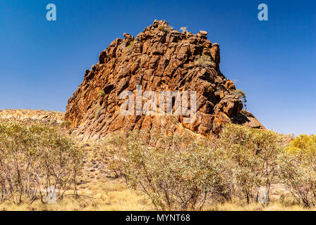 Corroboree Rock connu comme Antanangantana une réserve de conservation dans la région de East MacDonnell près d'Alice Springs, Territoires du Nord, Australie Banque D'Images