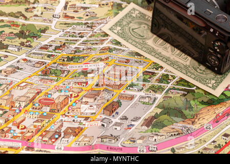 Détail de la carte de voyage de Flagstaff, Arizona, États-Unis d'un appareil photo et un dollar, la planification et la préparation de voyages concept Banque D'Images
