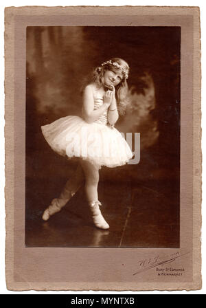 Jeune fille pose dans son ballet outfit : studio portrait officiel pris par H.J. Jarman, Bury St Edmunds. Photographie prise dans les années 1920. Banque D'Images