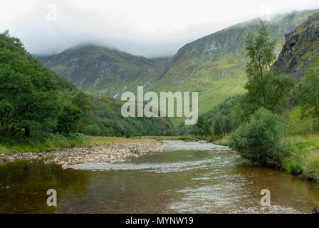 Vue générale vers l'Mamores près de l'eau de Nevis et Steall Falls à partir d'une marche de Polldubh Achriabhach et dans les collines au pied du Ben Nevis, Highl Banque D'Images