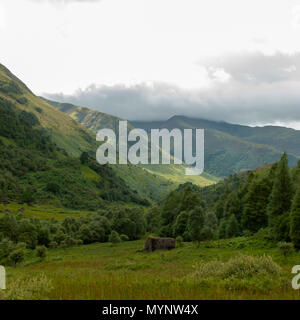 Vue générale vers l'Mamores près de l'eau de Nevis et Steall Falls à partir d'une marche de Polldubh Achriabhach et dans les collines au pied du Ben Nevis, Highl Banque D'Images