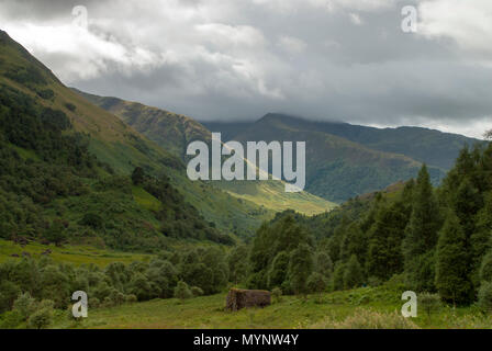 Vue générale vers l'Mamores près de l'eau de Nevis et Steall Falls à partir d'une marche de Polldubh Achriabhach et dans les collines au pied du Ben Nevis, Highl Banque D'Images