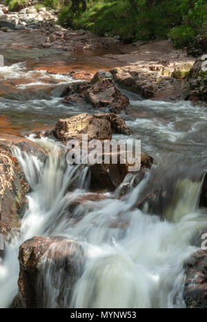 Vues des chutes d'eau près de l'eau de Nevis et Steall Falls à partir d'une marche de Polldubh Achriabhach et dans les collines au pied du Ben Nevis, Highlands, Scotlan Banque D'Images