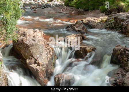 Vues des chutes d'eau près de l'eau de Nevis et Steall Falls à partir d'une marche de Polldubh Achriabhach et dans les collines au pied du Ben Nevis, Highlands, Scotlan Banque D'Images