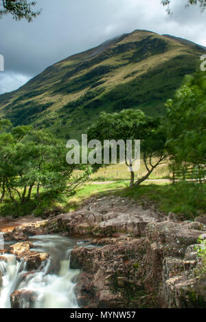 Vues des chutes d'eau près de l'eau de Nevis et Steall Falls à partir d'une marche de Polldubh Achriabhach et dans les collines au pied du Ben Nevis, Highlands, Scotlan Banque D'Images