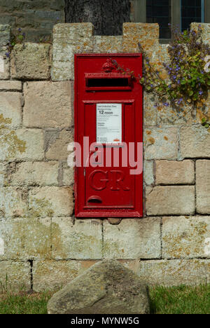 Cotswold Rural Post Box près de Manoir d'Iford Iford, près de Bradford sur Avon, Wiltshire, Royaume-Uni Banque D'Images