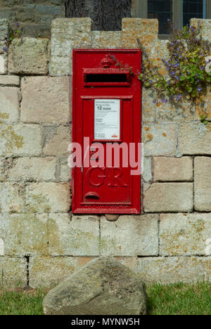 Cotswold Rural Post Box près de Manoir d'Iford Iford, près de Bradford sur Avon, Wiltshire, Royaume-Uni Banque D'Images