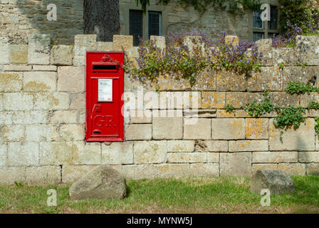 Cotswold Rural Post Box près de Manoir d'Iford Iford, près de Bradford sur Avon, Wiltshire, Royaume-Uni Banque D'Images