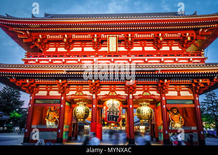 Kaminarimon gate et de la Lanterne la nuit, le temple Senso-ji, Tokyo, Japon Banque D'Images