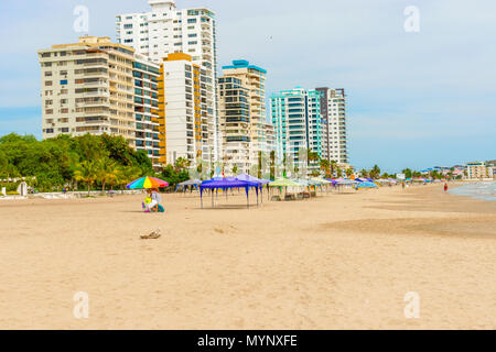 Salinas, Equateur - 13 Avril 2016 : moderne d'habitation en copropriété par Playa de Chipipe à Salinas, en Equateur. Banque D'Images