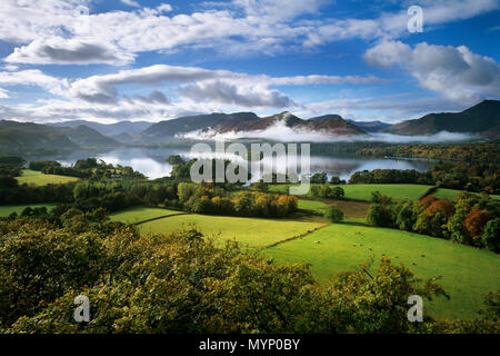 Vue sur lac Derwent Water dans morning mist, Keswick, Lake District, Cumbria, Angleterre, Royaume-Uni, Europe Banque D'Images