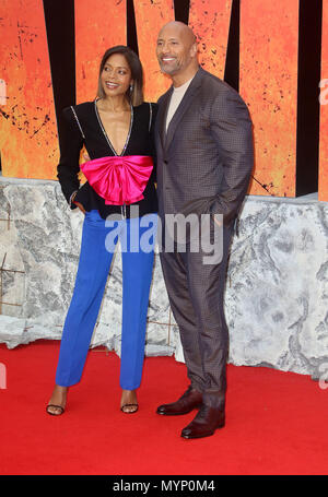 11 avril 2018 - Naomie Harris et Dwayne Johnson assistant à Rampage Première européenne au Cineworld Leicester Square à Londres, Angleterre, RU Banque D'Images