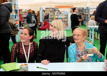 L'auteure britannique Tessa Dunlop signe son livre 'The Century Girls' dans la librairie du Hay Festival avec Helena Jones Hay-on-Wye Wales UK KATHY DEWITT Banque D'Images