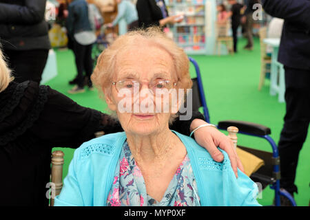Helena centenaire gallois Jones de Brecon en vedette dans Tessa Dunlop livre 'Le Siècle des filles dans le Hay Festival librairie Galles UK KATHY DEWITT Banque D'Images