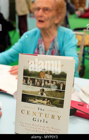 Auteur britannique Tessa Dunlop couverture du livre "Le siècle des filles et les Gallois dans le centenaire Helena Jones librairie Galles Hay Festival UK KATHY DEWITT Banque D'Images
