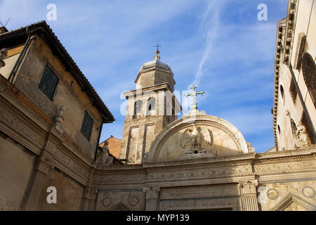 Scuola Grande di San Giovanni Evangelista, San Polo, Venise, Italie : l'entrée de marbre à l'atrium Banque D'Images