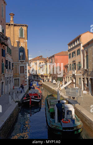 Le Rio della Frescada, San Polo, Venise, Italie : la collecte de déchets par canal Banque D'Images