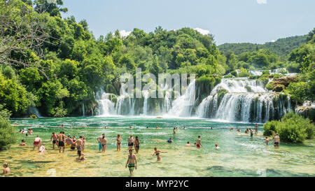 Parc national de Krka situé le long de la rivière Krka en Croatie. Il est célèbre pour une série de 7 cascades et sentiers naturels. Banque D'Images