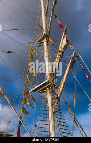 DUBLIN, IRLANDE - 2 juin 2018 : les bateaux du patrimoine le long de la rivière Liffey à Dublin docklands pour la Régate des grands voiliers 2018 Banque D'Images