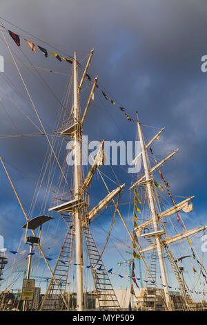 DUBLIN, IRLANDE - 2 juin 2018 : les bateaux du patrimoine le long de la rivière Liffey à Dublin docklands pour la Régate des grands voiliers 2018 Banque D'Images