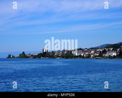 Vue paisible de la ville de Montreux, Suisse avec des bâtiments au bord du lac de Genève, Suisse paysages en promenade chez alpine riviera dans le canton de Vaud, cl Banque D'Images