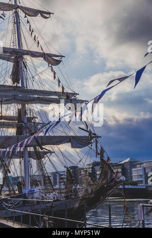 DUBLIN, IRLANDE - 2 juin 2018 : les bateaux du patrimoine le long de la rivière Liffey à Dublin docklands pour la Régate des grands voiliers 2018 Banque D'Images