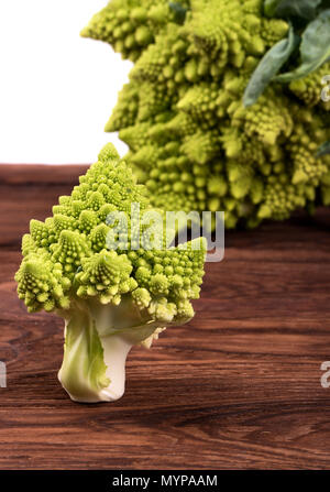 Branche cassée de romanesco chou frais sur la table Banque D'Images