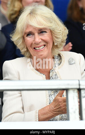 La duchesse de Cornouailles observe un défilé lors d'une visite au Royal Cornwall au Royal Cornwall Showground, Whitecross, Wadebridge. Banque D'Images