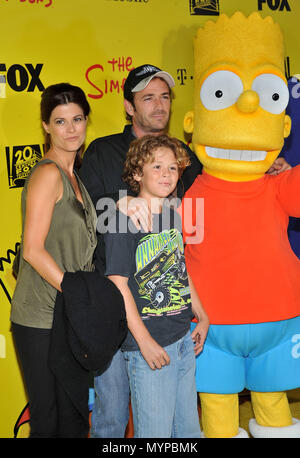 Luke Perry avec femme et fils - 20e ann. Les Simpson parti à la Barker Hanger à Los Angeles. PerryLuke 01 femme son 01 Événement dans la vie d'Hollywood, Californie - Red Carpet Event, USA, Cinéma, Célébrités, photographie, Bestof, Arts, Culture et divertissement, Célébrités, Mode de vie meilleure, Hollywood, événement dans la vie d'Hollywood, Californie - Tapis rouge et en coulisses, musique, célébrités, Topix en couple, en famille (mari et femme) et les enfants - les enfants, frères et sœurs, tsuni@Gamma-USA.com Tsuni enquête de crédit / USA, 2006 à 2009 Banque D'Images