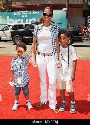 Holly Robinson Peete et fils - G-Force Première au El Capitan Theatre de Los Angeles.02 Robinson-Peete  02 Holly Enfants événement dans la vie d'Hollywood, Californie - Red Carpet Event, USA, Cinéma, Célébrités, photographie, Bestof, Arts, Culture et divertissement, Célébrités, Mode de vie meilleure, Hollywood, événement dans la vie d'Hollywood, Californie - Tapis rouge et en coulisses, musique, célébrités, Topix en couple, en famille (mari et femme) et les enfants - les enfants, frères et sœurs, tsuni@Gamma-USA.com Tsuni enquête de crédit / USA, 2006 à 2009 Banque D'Images