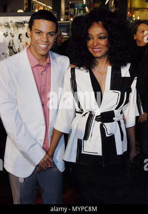 Diana Ross et son fils Evan arrivant à l'ATL Premiere au Chinese Theatre de Los Angeles. 30 mars 200602 RossDiana Evan038 événement dans la vie d'Hollywood, Californie - Red Carpet Event, USA, Cinéma, Célébrités, photographie, Bestof, Arts, Culture et divertissement, Célébrités, Mode de vie meilleure, Hollywood, événement dans la vie d'Hollywood, Californie - Tapis rouge et en coulisses, musique, célébrités, Topix en couple, en famille (mari et femme) et les enfants - les enfants, frères et sœurs, tsuni@Gamma-USA.com Tsuni enquête de crédit / USA, 2006 à 2009 Banque D'Images