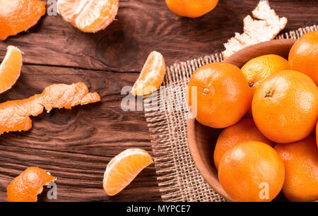 Bol mandarine avec quelques morceaux de fruits sur la table Banque D'Images