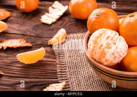 Bol mandarine avec quelques morceaux de fruits sur la table libre Banque D'Images