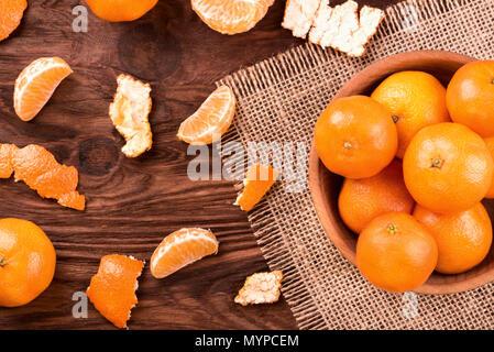 Bol mandarine avec quelques morceaux de fruits sur le dessus de table view Banque D'Images