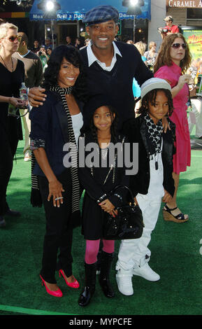 Will Smith avec sa femme Jada Pinkett-Smith et fils Jaden et Willow fille - Madagascar : Escape 2 Africa Premiere au Westwood Village Theatre de Los Angeles. 02   SmithWill Jada kids 02 cas à Hollywood Life - Californie, Red Carpet Event, USA, Cinéma, Célébrités, photographie, Bestof, Arts, Culture et divertissement, Célébrités, Mode de vie meilleure, Hollywood, événement dans la vie d'Hollywood, Californie - Tapis rouge et en backstage, célébrités, Musique, Topix en couple, en famille (mari et femme) et les enfants - les enfants, frères et sœurs, tsuni@Gamma-USA.com Tsuni enquête de crédit / USA, 2006 à Banque D'Images