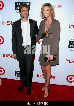 Stuart Towsend et Charlize Theron qui arrivent à l'ESPRIT D'INDÉPENDANCE DES PRIX À L'Hôtel W à Los Angeles. 28 juin, TheronCharlize TowsendS 2006.03 événement dans la vie d'Hollywood, Californie - Red Carpet Event, USA, Cinéma, Célébrités, photographie, Bestof, Arts, Culture et divertissement, Célébrités, Mode de vie meilleure, Hollywood, événement dans la vie d'Hollywood, Californie - Tapis rouge et en coulisses, musique, célébrités, Topix en couple, en famille (mari et femme) et les enfants - les enfants, frères et sœurs, tsuni@Gamma-USA.com Tsuni enquête de crédit / USA, 2006 à 2009 Banque D'Images