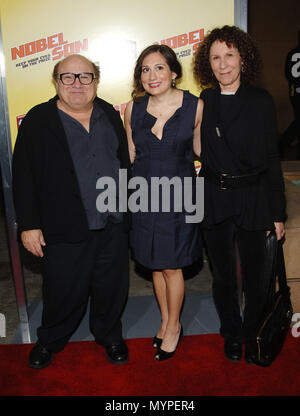 Danny DeVito avec femme Rhea Perlman et sa fille - le prix de la première à l'Egyptian Theatre de Los Angeles. DeVitoDanny PerlmanRhea 04  fille 04 cas à Hollywood Life - Californie, Red Carpet Event, USA, Cinéma, Célébrités, photographie, Bestof, Arts, Culture et divertissement, Célébrités, Mode de vie meilleure, Hollywood, événement dans la vie d'Hollywood, Californie - Tapis rouge et en backstage, célébrités, Musique, Topix en couple, en famille (mari et femme) et les enfants - les enfants, frères et sœurs, tsuni@Gamma-USA.com Tsuni enquête de crédit / USA, 2006 à 2009 Banque D'Images