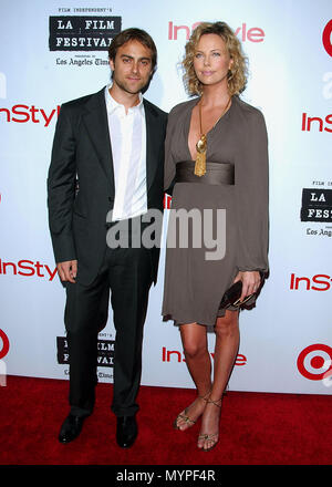 Stuart Towsend et Charlize Theron qui arrivent à l'ESPRIT D'INDÉPENDANCE DES PRIX À L'Hôtel W à Los Angeles. 28 Juin, 26-28 avril 2006 TheronCharlize  TowsendS événement dans la vie d'Hollywood, Californie - Red Carpet Event, USA, Cinéma, Célébrités, photographie, Bestof, Arts, Culture et divertissement, Célébrités, Mode de vie meilleure, Hollywood, événement dans la vie d'Hollywood, Californie - Tapis rouge et en coulisses, musique, célébrités, Topix en couple, en famille (mari et femme) et les enfants - les enfants, frères et sœurs, tsuni@Gamma-USA.com Tsuni enquête de crédit / USA, 2006 à 2009 Banque D'Images