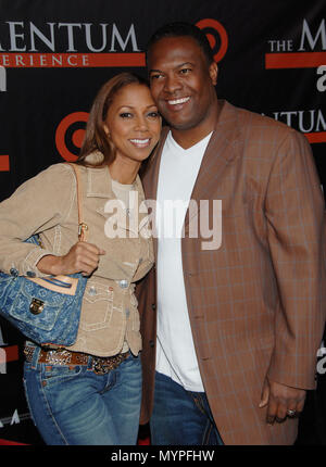 Holly et Robinson-Peete mari Rodney arrivant à la GOULOTTE DE REMPLISSAGE DE Première au El Capitan Theatre de Los Angeles. 22 février 2006.05 Robinson-Peete Holly husb événement dans la vie d'Hollywood, Californie - Red Carpet Event, USA, Cinéma, Célébrités, photographie, Bestof, Arts, Culture et divertissement, Célébrités, Mode de vie meilleure, Hollywood, événement dans la vie d'Hollywood, Californie - Tapis rouge et en coulisses, musique, célébrités, Topix en couple, en famille (mari et femme) et les enfants - les enfants, frères et sœurs, tsuni@Gamma-USA.com Tsuni enquête de crédit / USA, 2006 à 2009 Banque D'Images