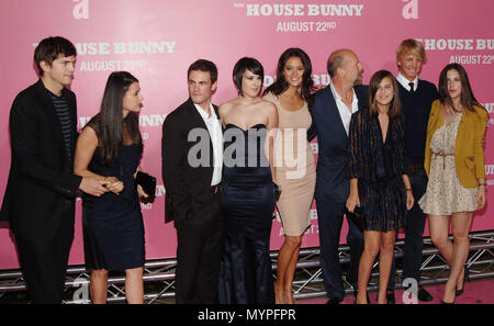 Ashton Kutcher, Demi Moore, Rumer Willis, Bruce Willis et le DFG et filles - House Bunny Premiere au Westwood Village Theatre de Los Angeles. sourire pleine longueur05   famille Bruce Willis Demi    Rumer Kutcher kids 05 cas à Hollywood Life - Californie, Red Carpet Event, USA, Cinéma, Célébrités, photographie, Bestof, Arts, Culture et divertissement, Célébrités, Mode de vie meilleure, Hollywood, événement dans la vie d'Hollywood, Californie - Tapis rouge et en backstage, célébrités, Musique, Topix en couple, en famille (mari et femme) et les enfants - les enfants, frères et soeurs enquête tsuni@Gamma-USA.c Banque D'Images