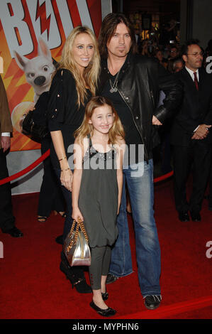 Billy Ray Cyrus et sa femme et sa fille - Vis de première au El Capitan Theatre de Los Angeles.07 CyrusBillyRay   femme fille 07 cas à Hollywood Life - Californie, Red Carpet Event, USA, Cinéma, Célébrités, photographie, Bestof, Arts, Culture et divertissement, Célébrités, Mode de vie meilleure, Hollywood, événement dans la vie d'Hollywood, Californie - Tapis rouge et en backstage, célébrités, Musique, Topix en couple, en famille (mari et femme) et les enfants - les enfants, frères et sœurs, tsuni@Gamma-USA.com Tsuni enquête de crédit / USA, 2006 à 2009 Banque D'Images